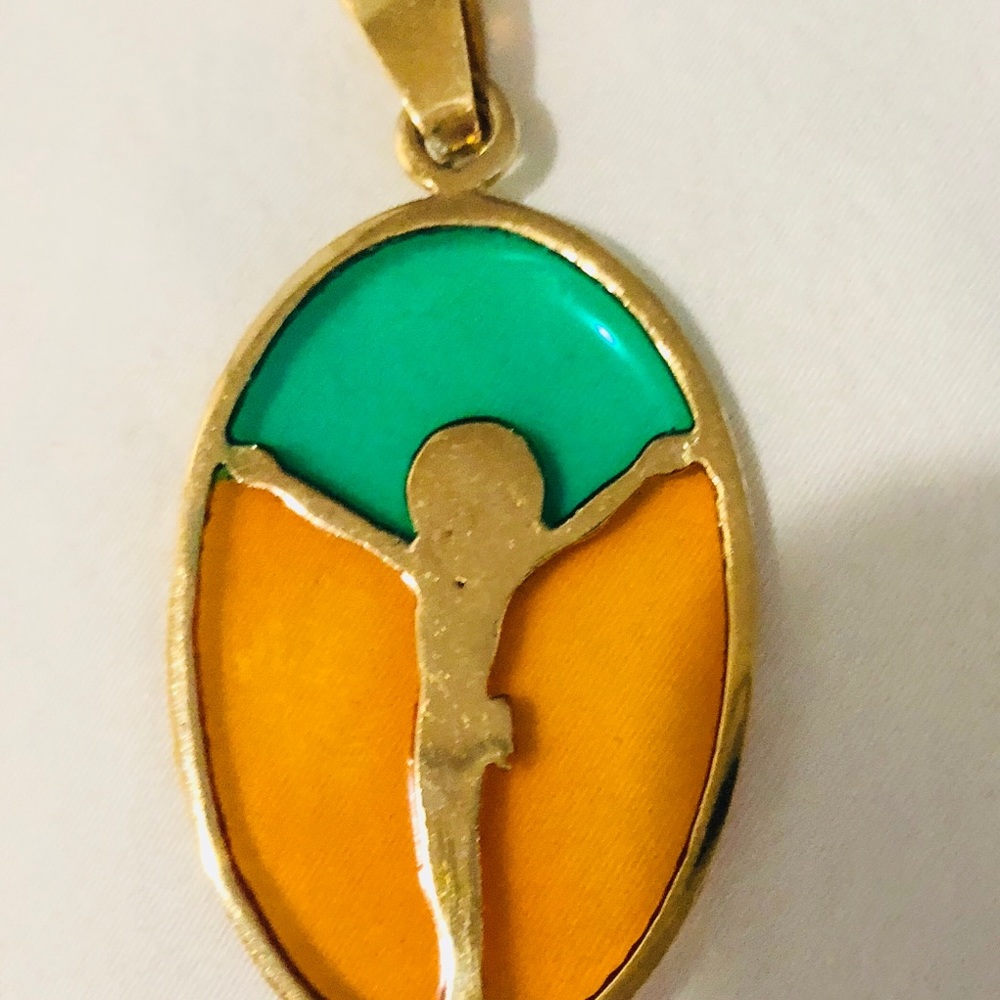 Gorgeous 14k gold stained glass pendent of Jesus - Picture 4 of 6